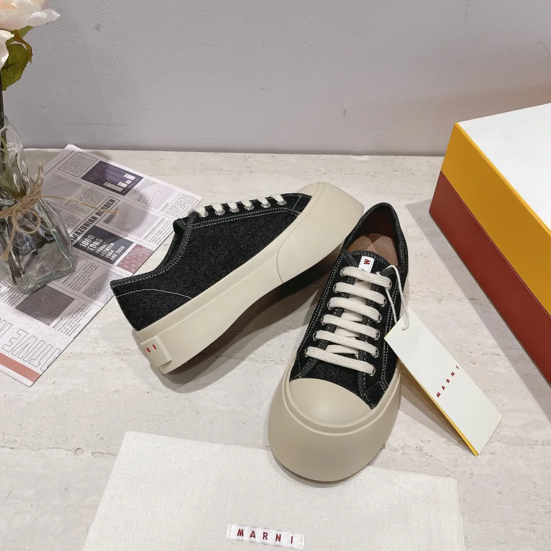 👟👟Ex-factory price 480👟👟Marni classic Mona fat-toe thick-soled shoes [Rose] Latest colorful double-cover packaging [Rose] Mainly recommended single product Cute and cute one, cute and fashionable taste, very good-looking on the feet ❗ Tired of regular white shoes, a pair of these thick-soled big-toe shoes can satisfy daily wear and full of street style. ————————- Upper: cowhide lining: crystal sheepskin. Outsole: The correct version of the outsole! The color is beige, not completely white. The bottom is 5cm thick. Number of yards: 35-39 (34.40 yards are custom-made and cannot be returned or exchanged)